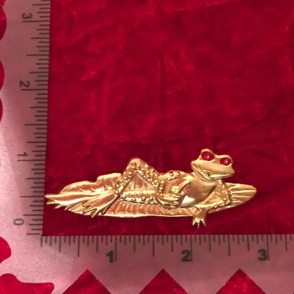 Vintage Jordache Frog Lying on Lily Pad Gold Tone Pin Brooch - Picture 3 of 3